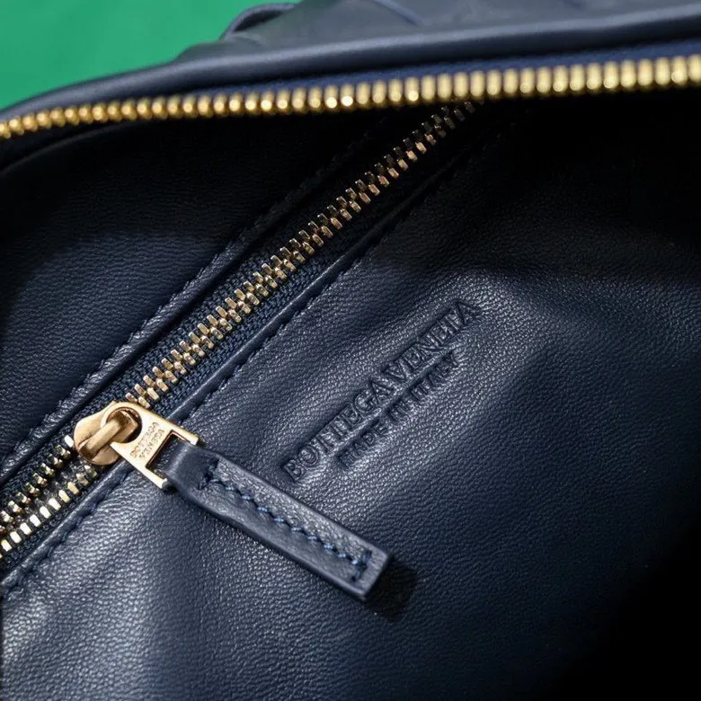 Batch 1460 BV Bottega Veneta 2022 Early Spring New Ladies Medium JODIE Handbag BV Bag 🔥The new method is to round the corners on the original basis and knot the round hobo bag with classic woven leather. The most iconic triangular pull-out design, using sheepskin draped soft shape, is super suitable for concave shapes~ Jodie feels really gentle to people, and is definitely the best item for daily matching. It has the same weave, new elements and twists, and is versatile. It is the new favorite of street style Internet celebrities! Size: 36*21*13 Model: 6697